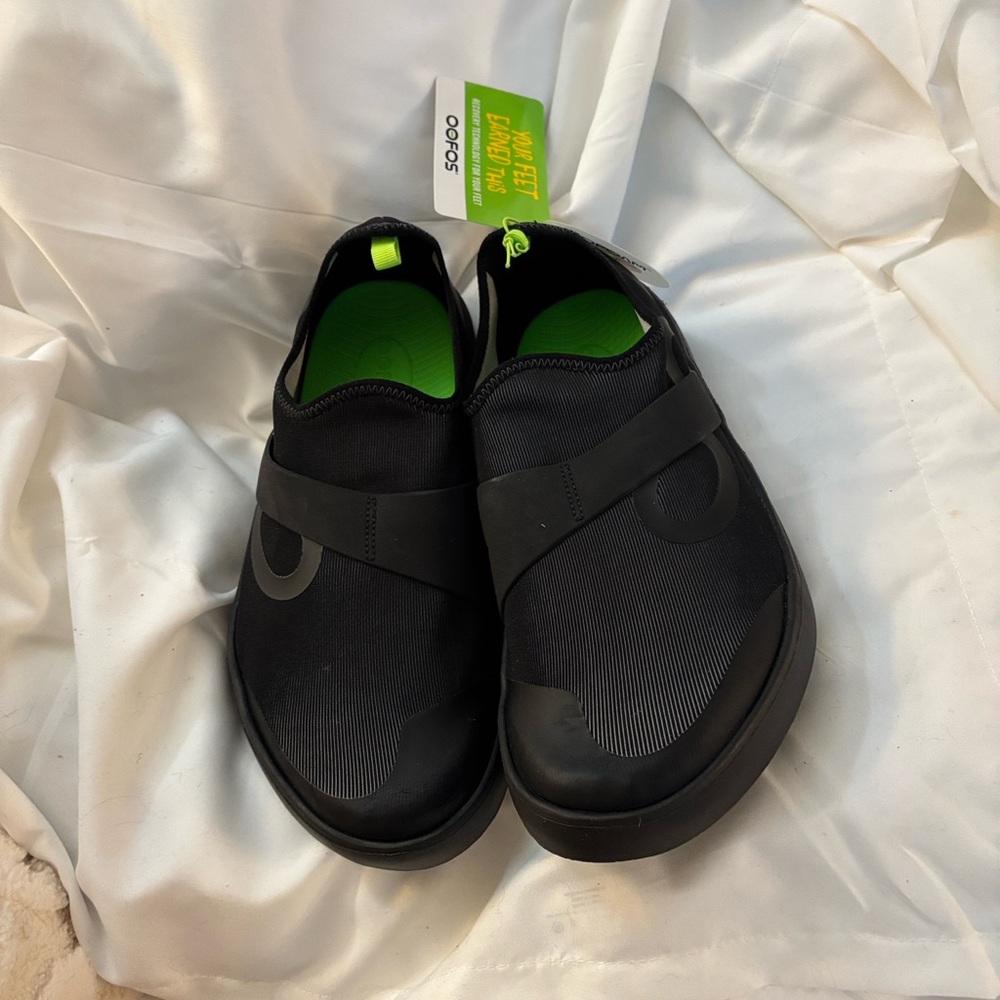 OOFOS Men’s Black OOmg athletic shoes NWT